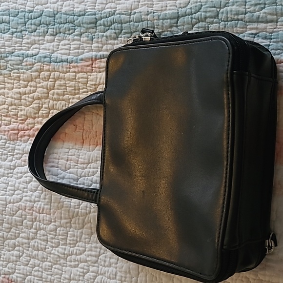 Liz Claiborne black purse - Picture 3 of 5